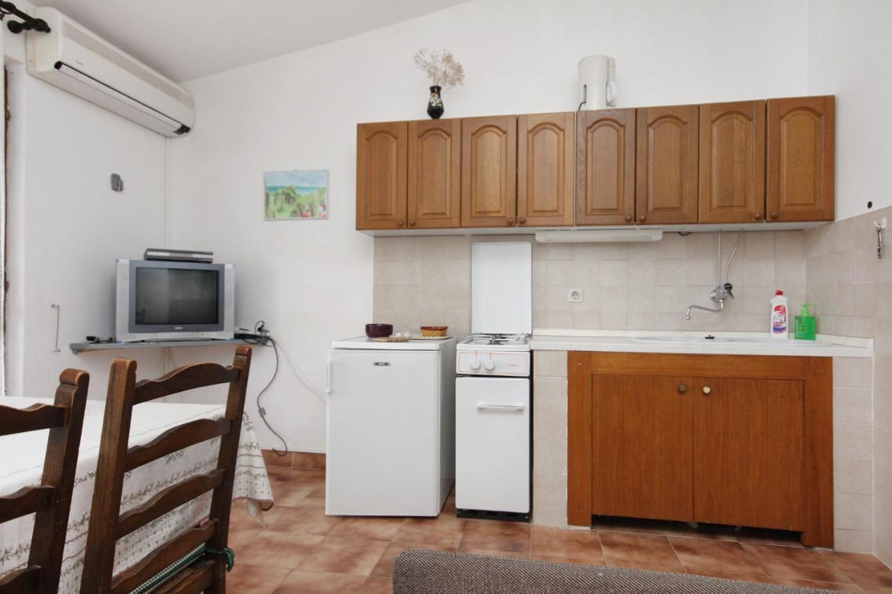 Apartments By The Sea Nemira, Omis - 5884 Tice Экстерьер фото